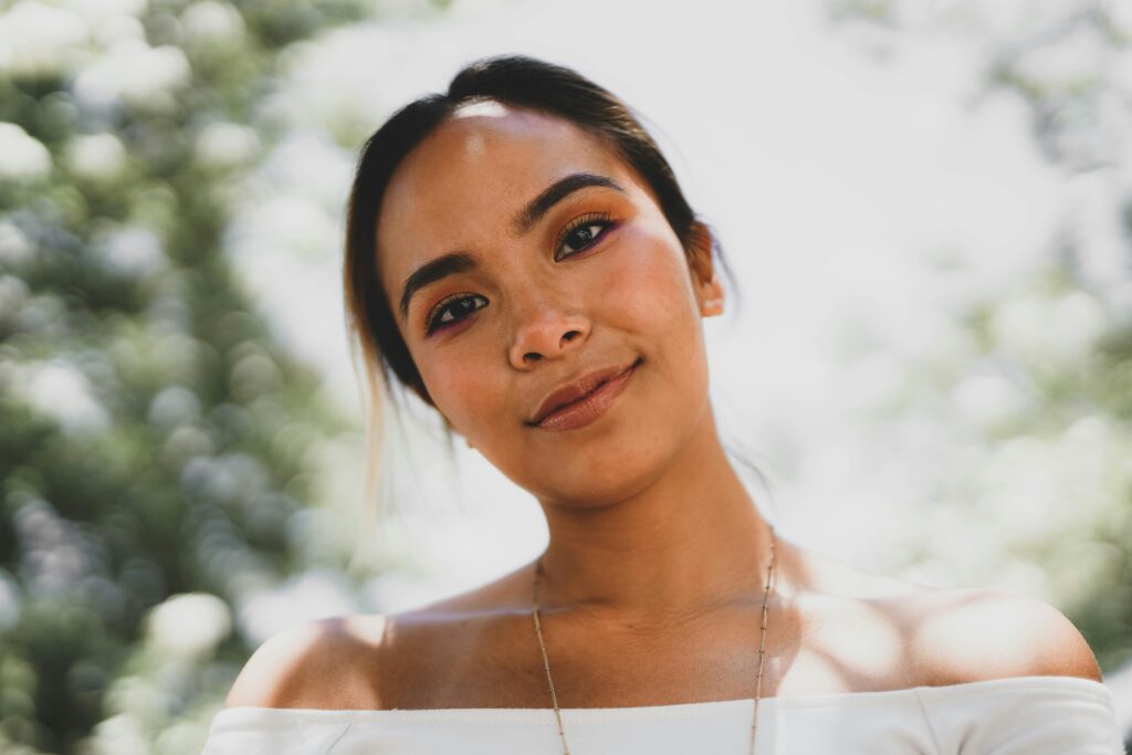 Close-up portrait of a smiling woman with beautiful eyes in natural light.